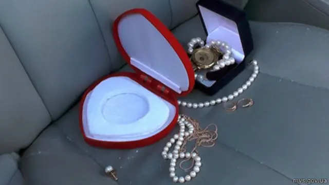 10 квітня в міліції повідомили, що затримали чергову групу, яка займалася квартирними крадіжками. На фото - викрадені речі