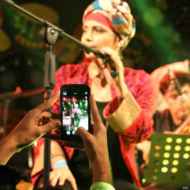 میلے میں لاہور سے خصوصی طور پر حدیقہ کیانی کو بلایا گیا تھا ۔ انہوں نے اپنی آنے والی البم کے بارے میں حاضرین کو بتایا اور کہا کہ وہ ایک نئے رنگ کے ساتھ ایک بار پھر اپنا فن پیش کرنے والی ہیں ۔ اس نئے رنگ کے بارے میں ان کا کہنا ہے کہ لوگوں کو ایک نئی ’ساؤنڈ‘ سننے کو ملے گی۔ جس کی ایک جھلک انہوں نےحاضرین کے لیے اس میلے میں بھی پیش کی جسے خوب سراہا گیا۔ (تصویر نخبت ملک)