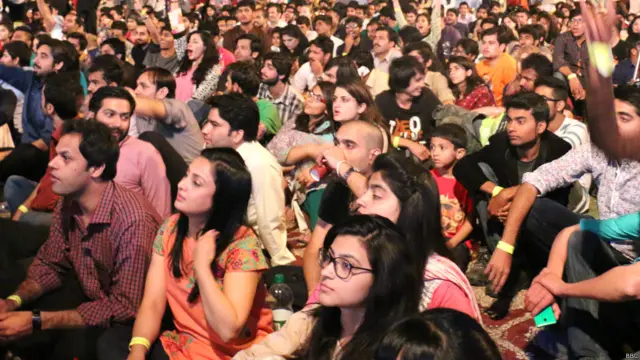 امریکن سفارت خانے کے مالی تعاون سے ایک غیر سرکاری تنظیم فاؤنڈیشن فار آرٹس کلچر اینڈ ایجوکیشن (FACE) کی جانب سے میوزک میلہ فیسٹیول اینڈ کانفرنس دو ہزار پندرہ کا آغاز ہوا ہے۔ (تصویر نخبت ملک)