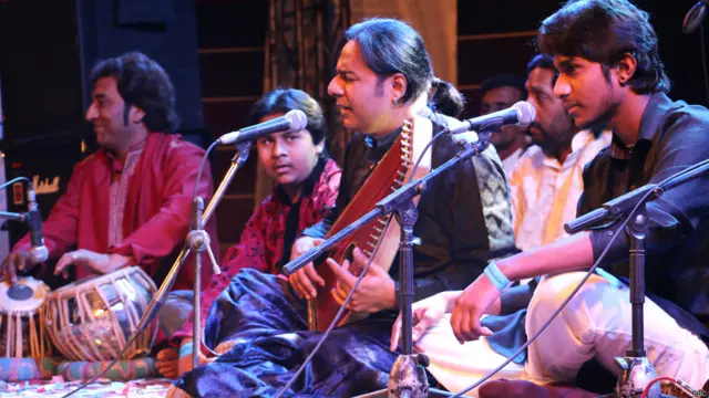 استاد شفقت علی خان جو استاد سلامت علی خان کے بیٹے ہیں نے لوگوں کو اپنی گائیکی سے محضوض کیا۔ (تصویر نخبت ملک)