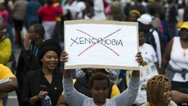 También hay sudafricanos protestando contra los violentos.