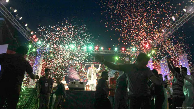 نیاز خان کے گانے پر لوگ رقص کرتے ہوئے۔ 