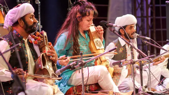 •	پولینڈ سے آئی ماریا پومونوسکا کا یہ دوسرا دورہ پاکستان ہے ۔ انہیں بلوچ موسیقی پاکستان کھینچ کر لاتی ہے ۔ انہوں نے سٹیج پر پاکستان کے استاد سچّوُ خان کے ساتھ موسیقی پیش کی جسے حاضرین نے بہت زیادہ پسند کیا۔