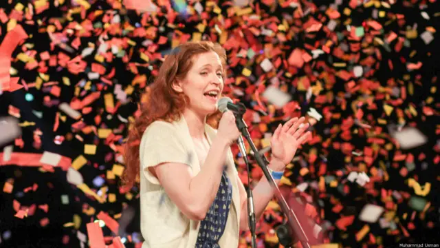 •	میری میک برائڈ کا تعلق امریکہ سے ہے اور وہ وہاں کنٹری راک موسیقی پر کام کر رہی ہیں ۔ میک برائڈ نے اپنے فن کی ہلکی سی جھلک شائقین کو پیش کی اور بتایا کہ وہ میلے کے آخری دن دوبارہ پرفارم کریں گی۔ 