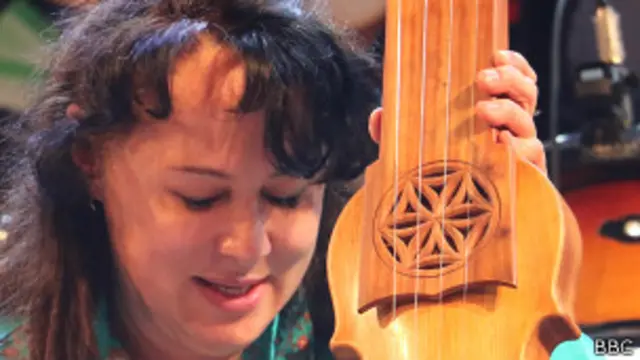 ماریا پومیونووسکا کے بحال کیے گئے یہ دونوں ساز ’سٹرنگ انسٹرومنٹس ہیں‘ جنہیں مغربی انداز میں بیان کریں تو دیکھنے میں وائلن نما ہیں مگر ماریا کہتی ہیں کہ پاکستان کے بلوچی ساز سروز سے ان کی شکل ملتی ہے اور بجائیں تو برصغیر کی سارنگی کی آواز ان میں جھلکتی ہے