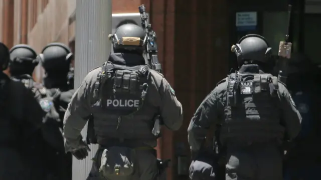 انسداد دہشت گردی کے آپریشن میں تقریبا 200 پولیس افسروں نے شرکت کی