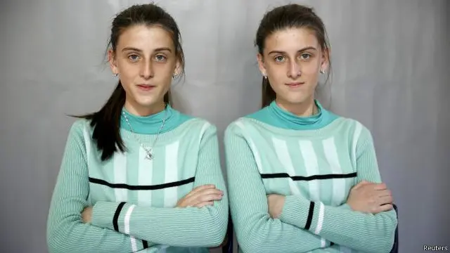 Almedina (kiri) dan Ajla Djulic adalah pasangan kembar asal kota Buzim di Bosnia. 