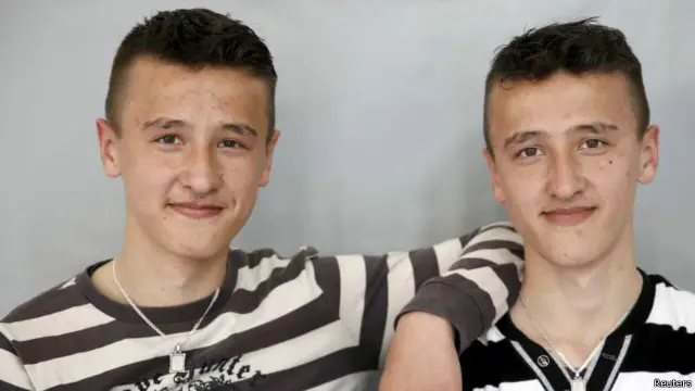 Pasangan kembar Admir (kiri) dan Sadmir Bajric. Para ahli meyakini fenomena "kota kembar" terjadi karena faktor genetis. 