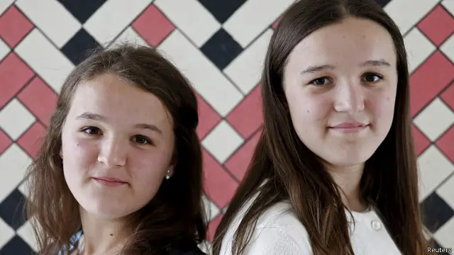 Pasangan kembar Edita (kiri) dan Elma Pajalic lahir di Kota Buzim, Bosnia.