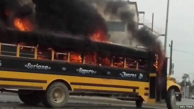 这群犯罪团伙成员纵火焚烧数辆汽车,包括一辆校车。
