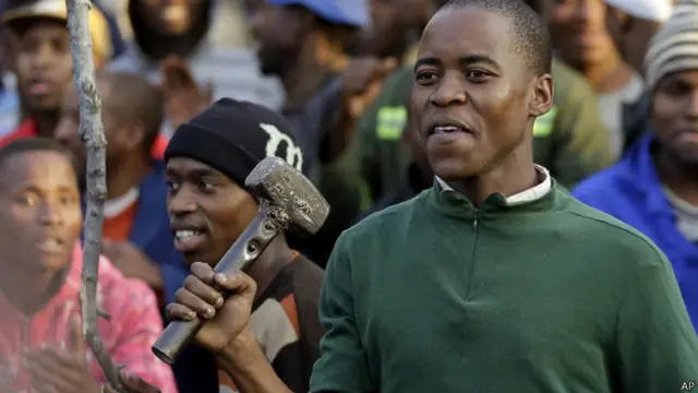 يحمل كثيرون ملك الزولو، الملك غودويل زويليثيني، مسؤولية اندلاع اعمال العنف المعادية للأجانب