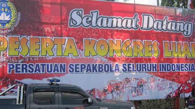 Kemenpora membekukan PSSI ketika organisasi yang membawahi sepakbola nasional ini menggelar kongres luar biasa di Surabaya.