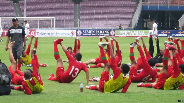 Konflik Kemenpora-PSSI dikhawatirkan akan berdampak kepada dunia sepak bola Indonesia.