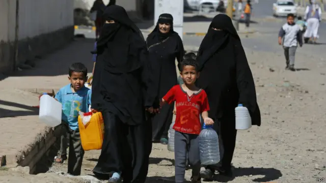 به گفته سازمان ملل صدها نفر در جریان درگیری ها در یمن کشته و هزاران نفر از بیم این درگیری ها مجبور به ترک خانه هایشان شده اند