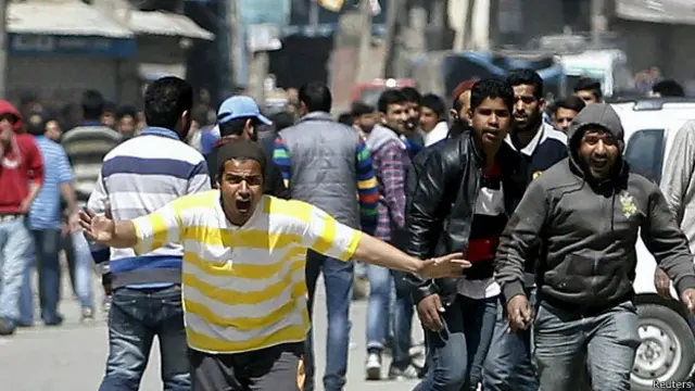 भारत प्रशासित कश्मीर में विरोध प्रदर्शन करते युवक