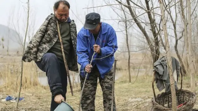 دونوں معذور افراد ایک دوسرے کو بچپن سے جانتے ہیں