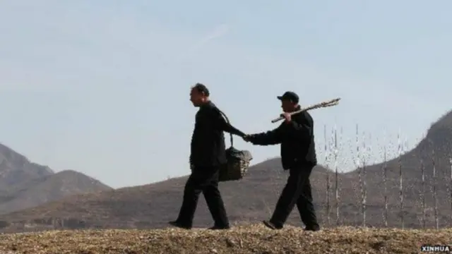 ایک رہنمائی کرتا ہے تو دوسرا اس پر بھروسہ کرتے ہوئے اس کے پیچھے پیچھے چلتا ہے