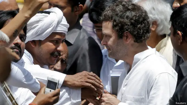 दिल्ली में किसानों से मिलते राहुल गांधी (फ़ाइल फ़ोटो)