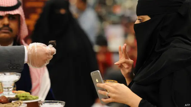 اب سعودی عرب میں زیادہ سے زیادہ خواتین کو ملازمتیں دی جا رہی ہیں