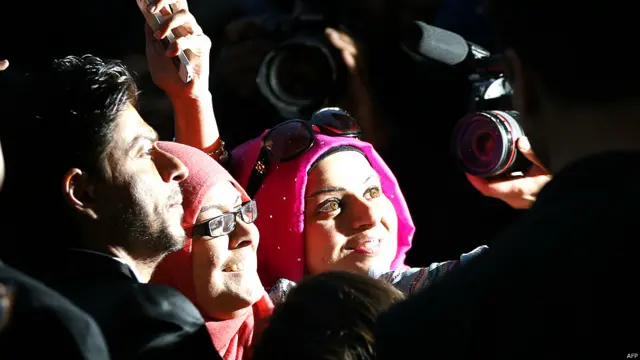 शाहरुख़ ख़ान अपने प्रशंसकों के साथ 