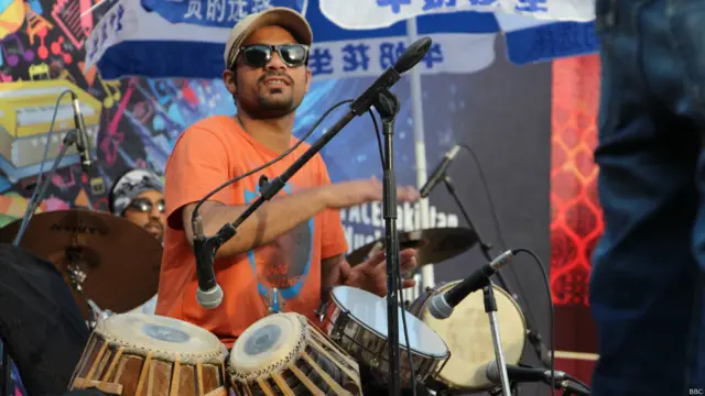 اس میلے میں پاکستان کے کونے کونے سے آرٹسٹ بلائے گئے ہیں اور اس میلے کے منتظمین کادعویٰ ہے کہ پاکستان میں موسیقی کے بارے میں یہ انتہائی بڑے پیمانے پر کیے جانے والے میلوں میں سے ایک ہے۔