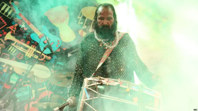 دوسرے روز کی خاص بات معروف ڈھول فنکار پپو سائیں اور اور ان کے گروپ کی پرفارمنس تھی۔ 