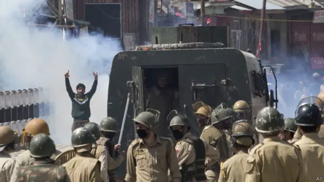  وادی میں علیحدگی پسند رہنماؤں کی گرفتاری کے خلاف جاری مظاہروں کے دوران بھارتی پولیس کے اہلکاروں نے مظاہرین پر فائرنگ کی تھی