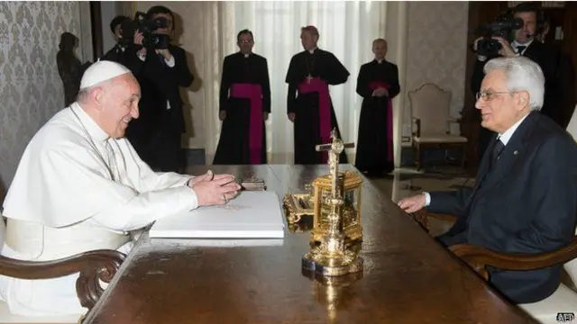  پوپ فرانسس اٹلی کے دورے پر ہیں جہاں انھوں نے اٹلی کے نو منتخب صدر سارجو میٹریلا سے ملاقات کی