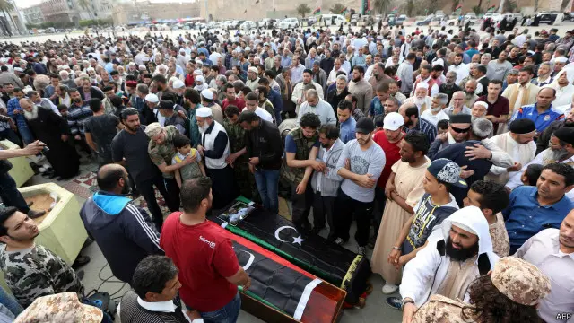 سكان العاصمة طرابلس احتشدوا في ميدان الشهداء بالمدينة لتشييع جثامين جنود من قوات "فجر ليبيا" سقطوا في القتال في منطقة تاجوراء.