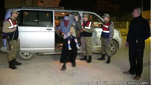 یہ پانچ افرد روچڈیل سے تعلق رکھنے والے نو افراد پر مشتمل ایک گروہ کا حصہ تھے، جنھیں تین ہفتے قبل ترکی میں شام کی سرحد کےقریب گرفتار کیا گیا تھا