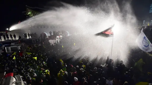 韓國首爾光化門外防暴警察向世越號難屬與聲援示威者噴射水柱（18/4/2015）