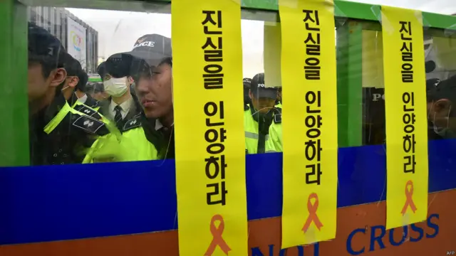 韓國首爾聲援世越號難屬會場外一面警察屏障被貼上「打撈真相」條幅（18/4/2015）