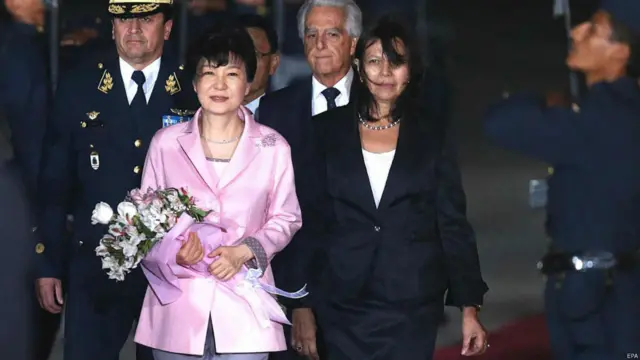 秘魯外長桑切斯（右）在秘魯首都利馬迎接韓國總統朴槿惠（18/4/2015）