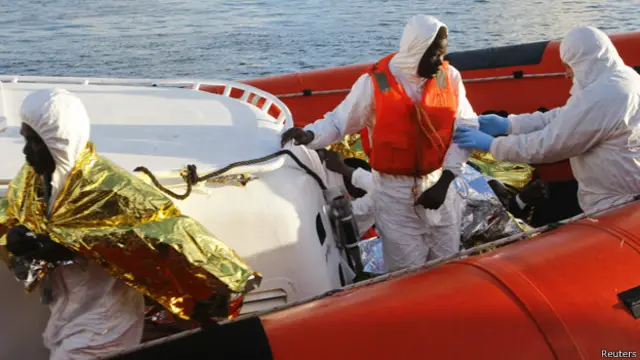 صورة من الارشيف لمهاجرين لدى وصولهم جزيرة لامبيدوسا الايطالية