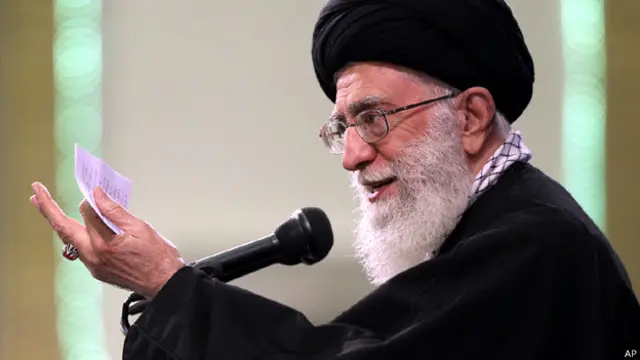 كان خامنئي يخاطب جمعا من الضباط