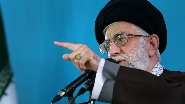 یکی از نشانههای احتمالی پی گرفتن این سیاست دوگانه، دو سخنرانی اخیر رهبر ایران در جمع دانشگاهیان و دانشجویان است که در آنها نه تنها هیچ نشانی از "آشتی ملی" به چشم نمیآید بلکه به شکلی کم سابقه بر استمرار سیاستهای حذفگرایانه جاری تأکید میرود.