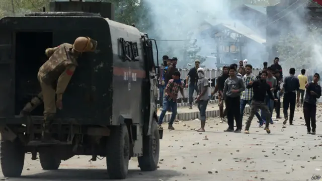 مختلف مقامات پر مظاہرین پر راست فائرنگ کی وجہ سے 70 افراد زخمی ہوگئے