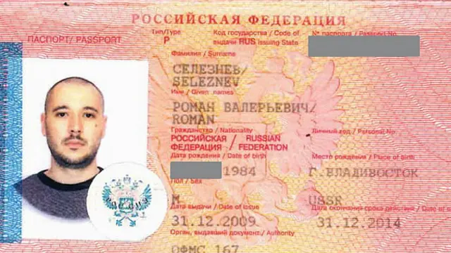 Первая страница российского паспорта Романа Селезнева