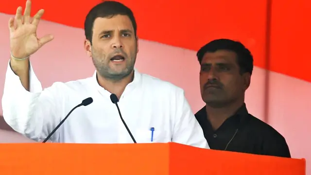 راہل گاندھی نے نریندر مودی کی حکومت پر الزام لگایا ہےکہ وہ غریب کسانوں کی زمین ہڑپ کر اپنے امیر صنعت کار دوستوں کی گہری جیبیں بھر رہے ہیں