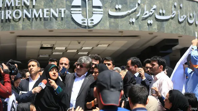 معصومه ابتکار رییس سازمان محیط زیست در جمع معترضان به سوال‌های آنان پاسخ گفت