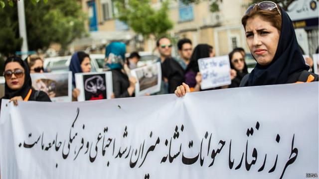 در مشهد هم روز یکشنبه ۳۰ فروردین مدافعان حقوق حیوانات تجمع کردند