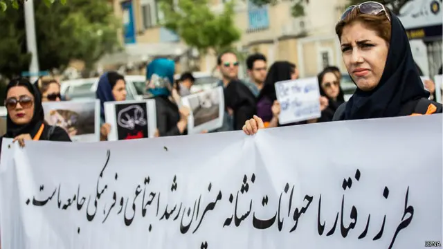 در مشهد هم روز یکشنبه ۳۰ فروردین مدافعان حقوق حیوانات تجمع کردند