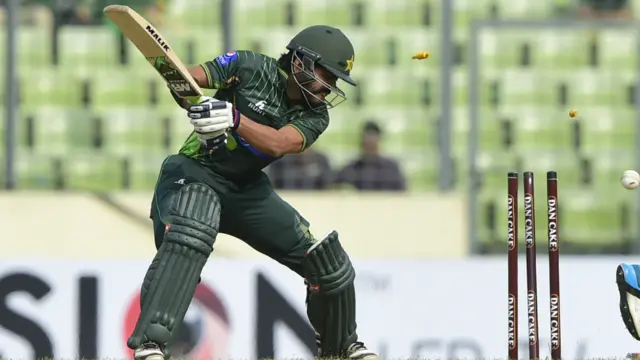 فواد عالم بغیر کوئی رن بنائے ناصر حسین کی گیند پر کلین بولڈ ہوئے۔
