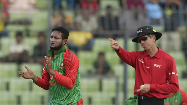 بنگلہ دیش کے لیے شکیب الحسن نے دو جبکہ روبیل حسین، عرفات سنی، مشرفی مرتضیٰ اور ناصر حسین نے ایک ایک وکٹ لی۔