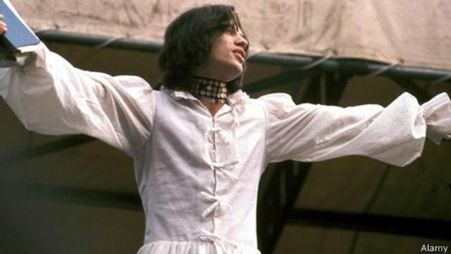 Em 1969, Mick Jagger usou um vestido branco em um show no Hyde Park