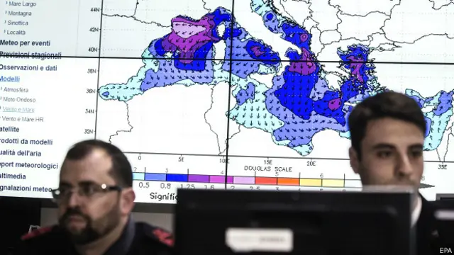 Сотрудники итальянской береговой охраны