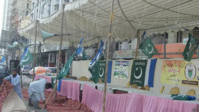 جماعت اسلامی کے کیمپ میں صرف تین کارکن موجود تھے