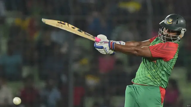 تمیم اقبال نے دھواں دھار بلے بازی کرتے ہوئے 31 گیندوں پر 12 چوکوں کی مدد سے نصف سنچری مکمل کی۔