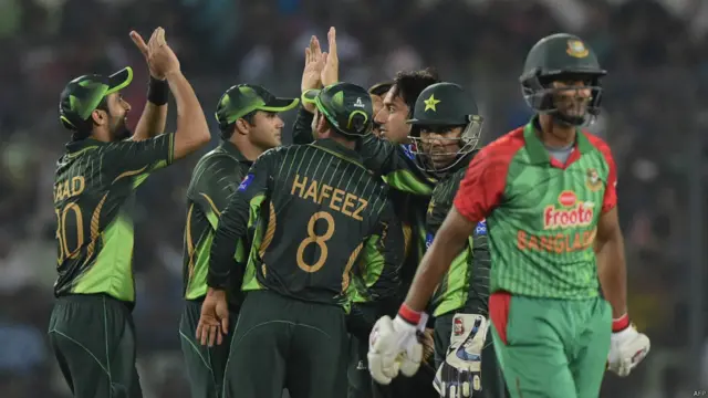 بین الاقوامی کرکٹ میں واپسی کے بعد سعید اجمل نے پہلی وکٹ حاصل کی۔ انھوں نے محمود اللہ کو بولڈ کیا۔