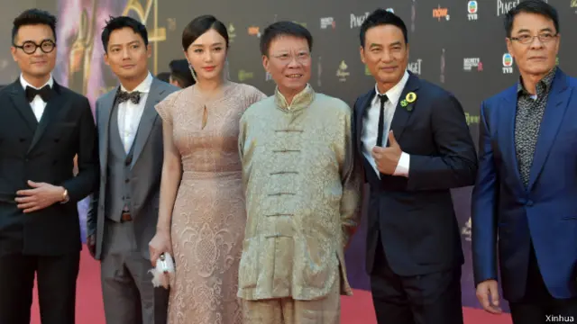 演員劉威（右一）、秦嵐（左三）和任達華（右二）等亮相紅毯 